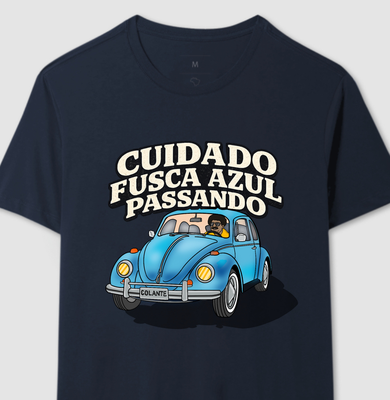 Cuidado fusca azul passando