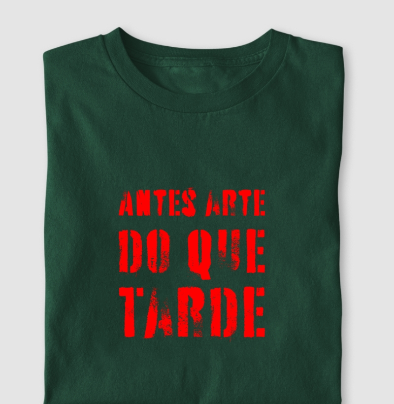 Camiseta "Antes arte do que tarde" – impressão vermelha (Masc & Fem • Várias Cores)