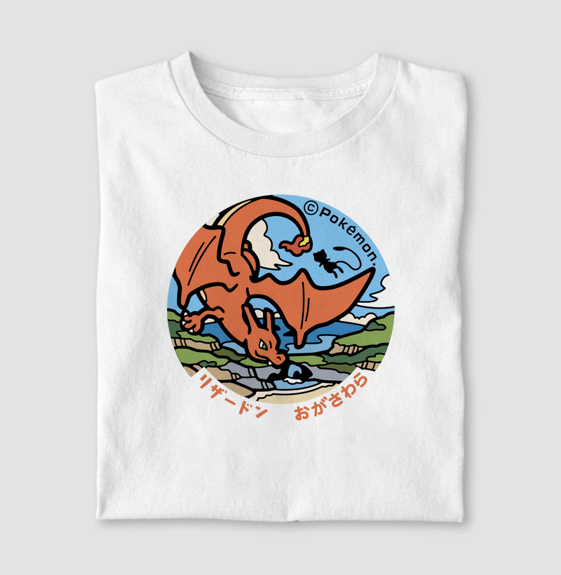 Algodão Premium “Charizard” – Selo Pokémon (Pokéfuta) com Paisagem & Mew (PP ao 4G)