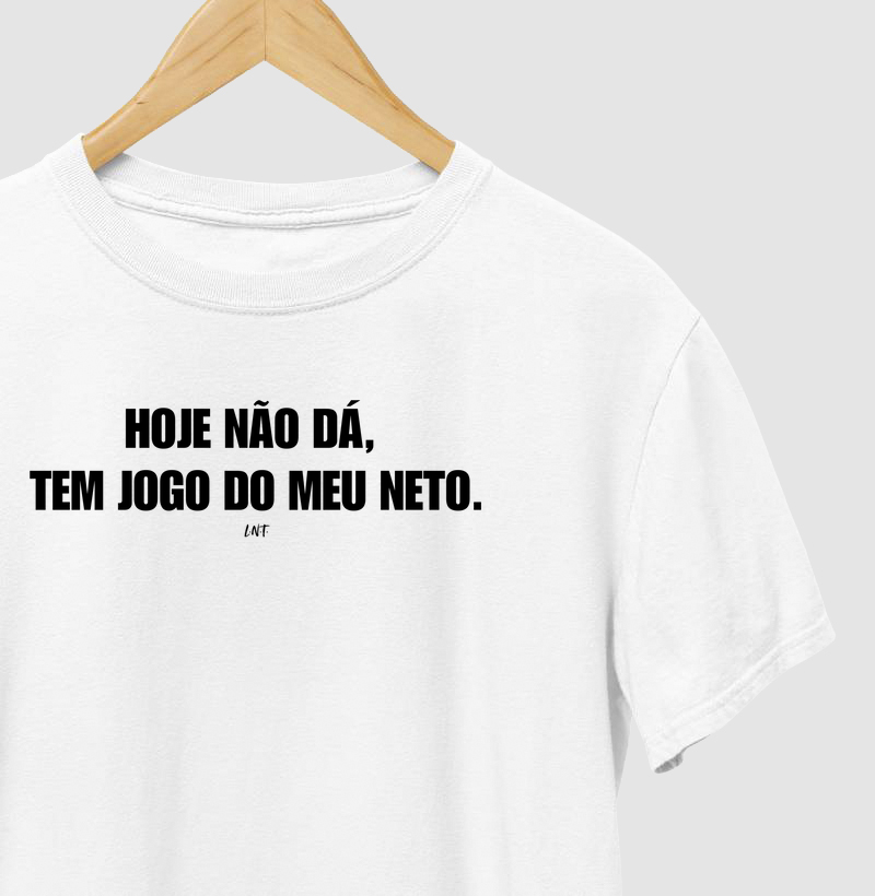 Camiseta Básica - HOJE NÃO DÁ, TEM JOGO DO MEU NETO.