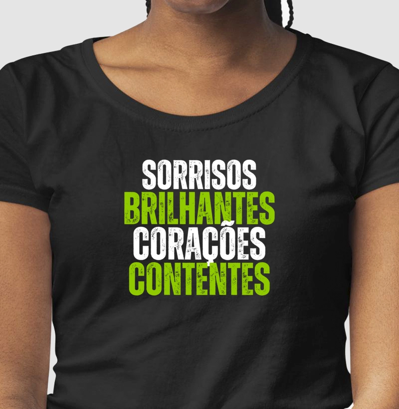 Camiseta Sorrisos Brilhantes, Corações Contentes