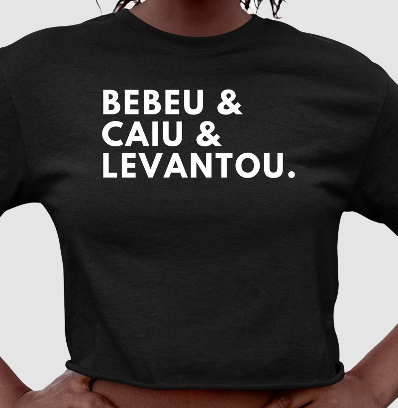 Camiseta cropped bebeu e caiu e levantou