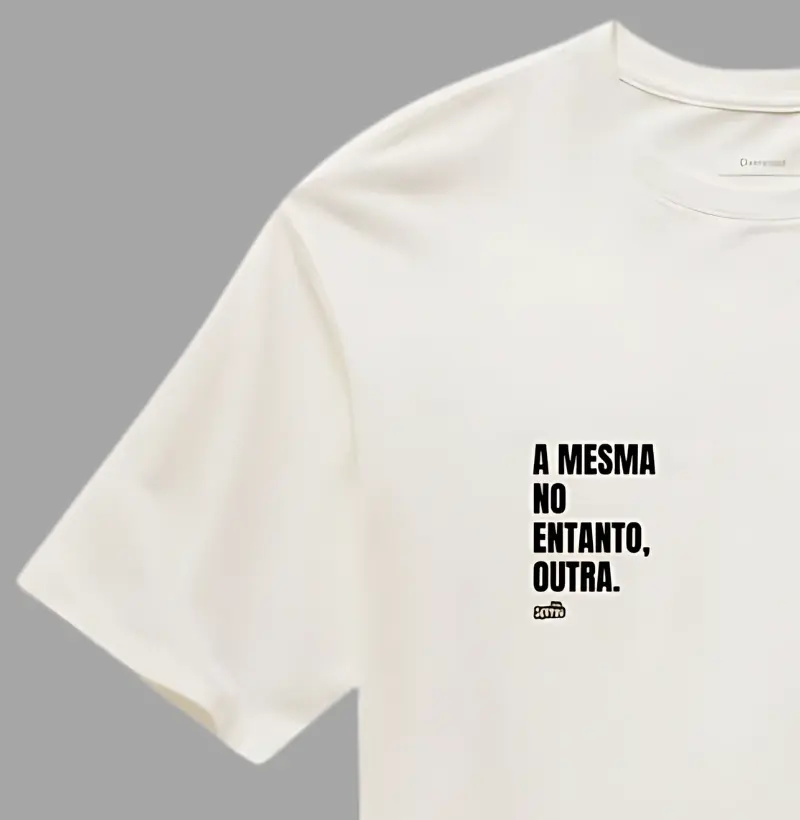 A Mesma no Entanto, Outra.