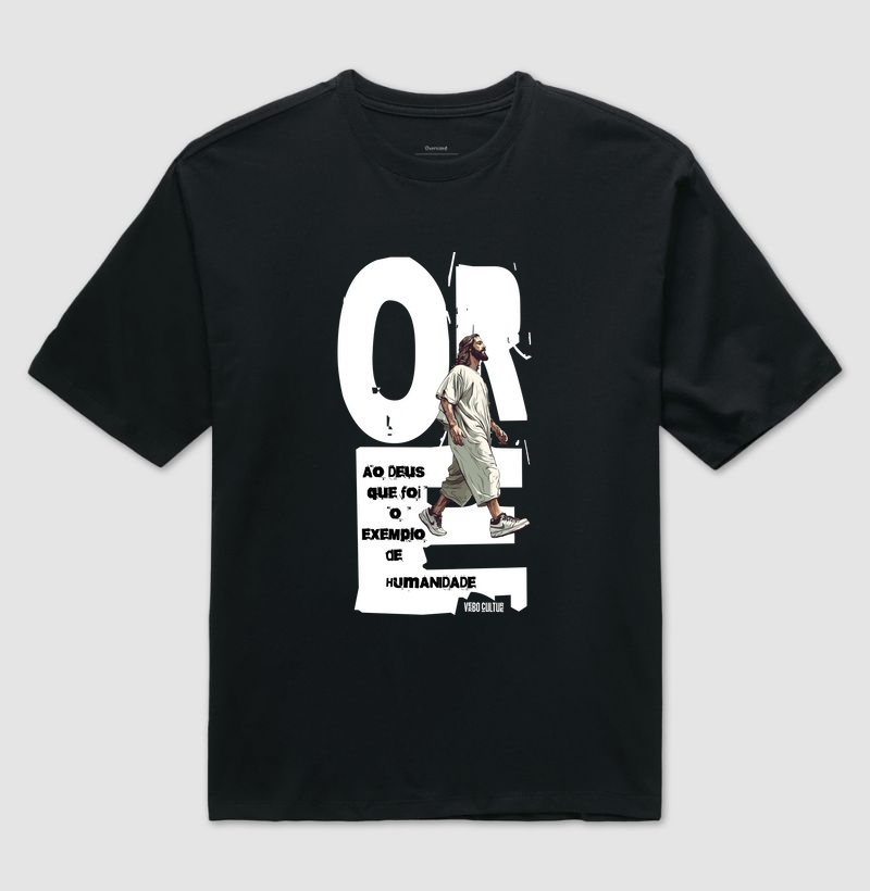 CAMISETA OVERSIZED "ORE AO DEUS QUE VIVEU COMO NÓS" 