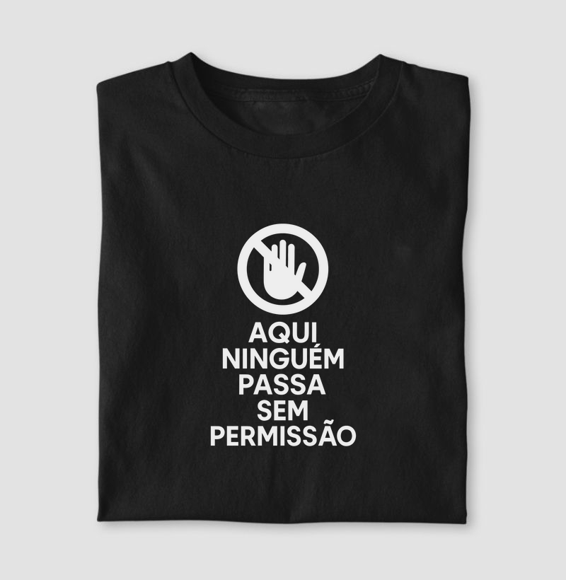 Camiseta Aqui ninguém passa sem permissão I (CYB)