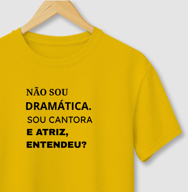 NÃO SOU DRAMÁTICA. SOU ATRIZ E CANTORA, ENTENDEU? 