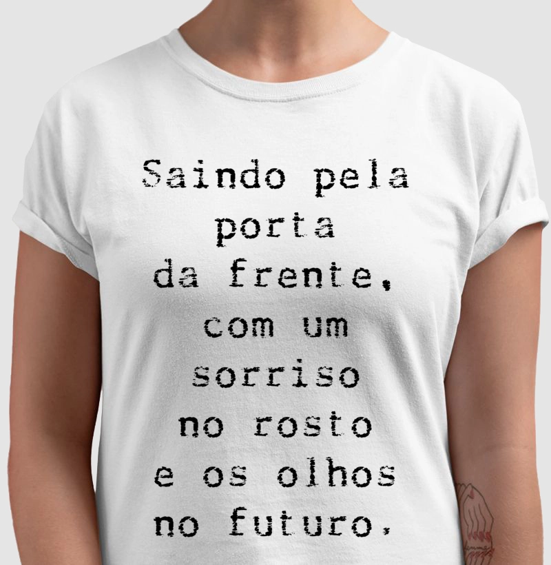 Camiseta Saindo pela porta da frente, com um sorriso no rosto e os olhos no futuro.
