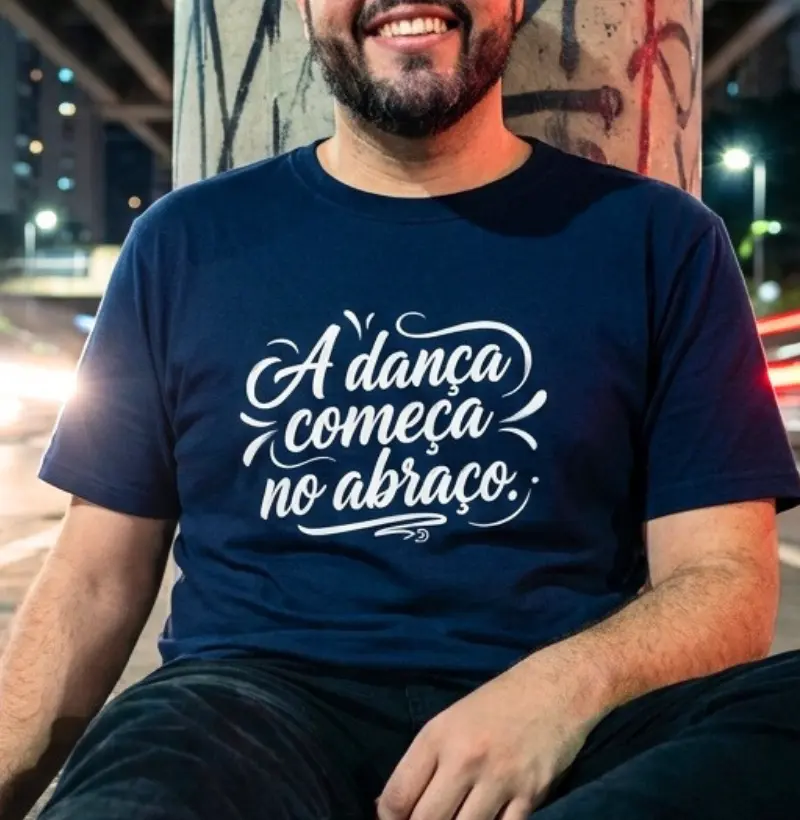 A dança começa no abraço.