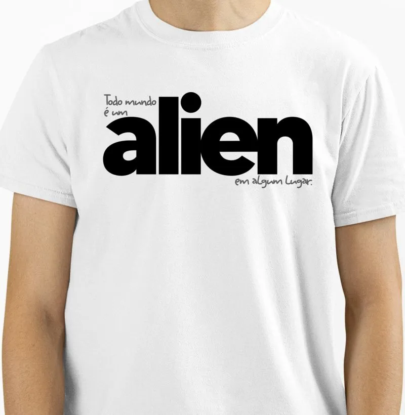 Todo mundo é um alienígena em algum lugar. "Everyone Is An Alien Somewhere"