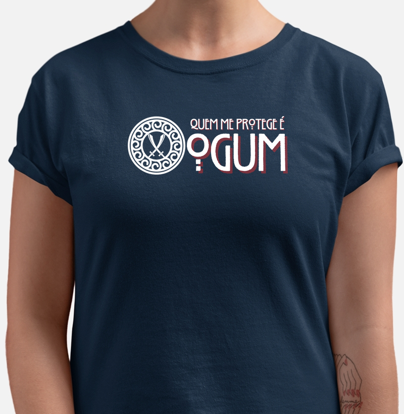 Camiseta Quem me Protege é Ogum Sombreada Azul Marinho Feminina