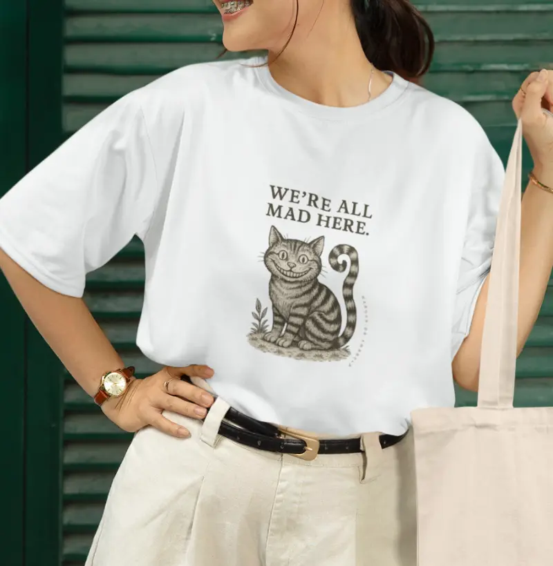 Camiseta oversized We’re All Mad Here — Alice in Wonderland