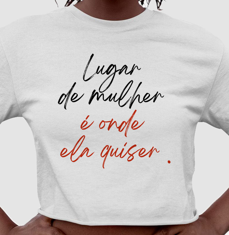 Camiseta cropped Lugar de mulher