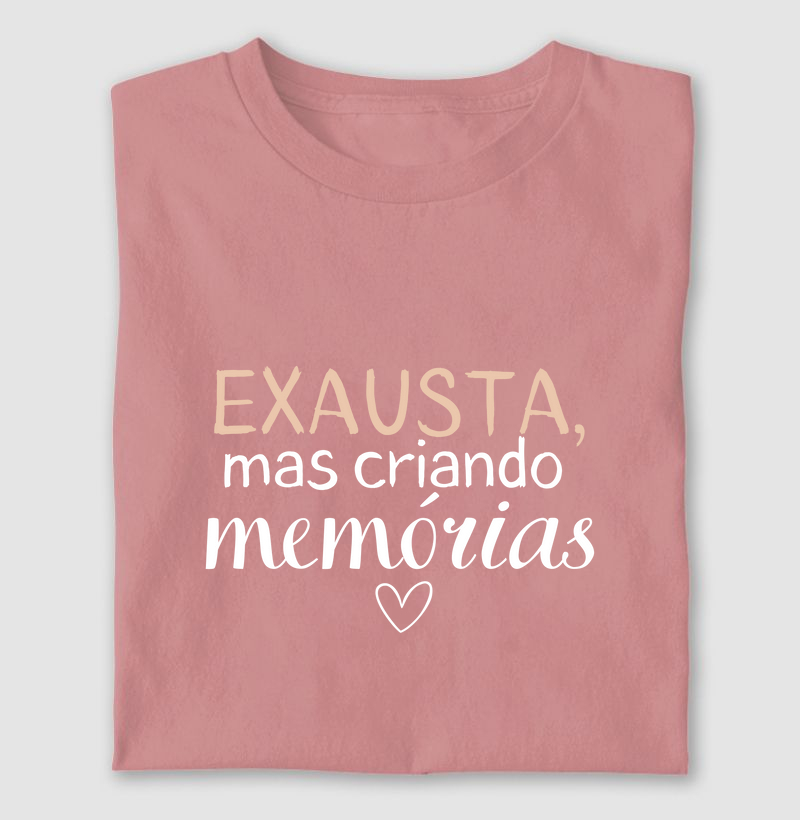 Camiseta "Exausta, mas criando memórias" – Maternidade real estampada no peito