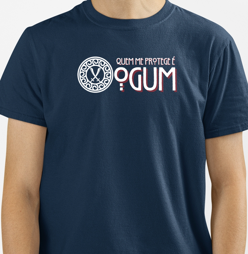 Camiseta Quem me Protege é Ogum Sombreada Azul Marinho Masc.