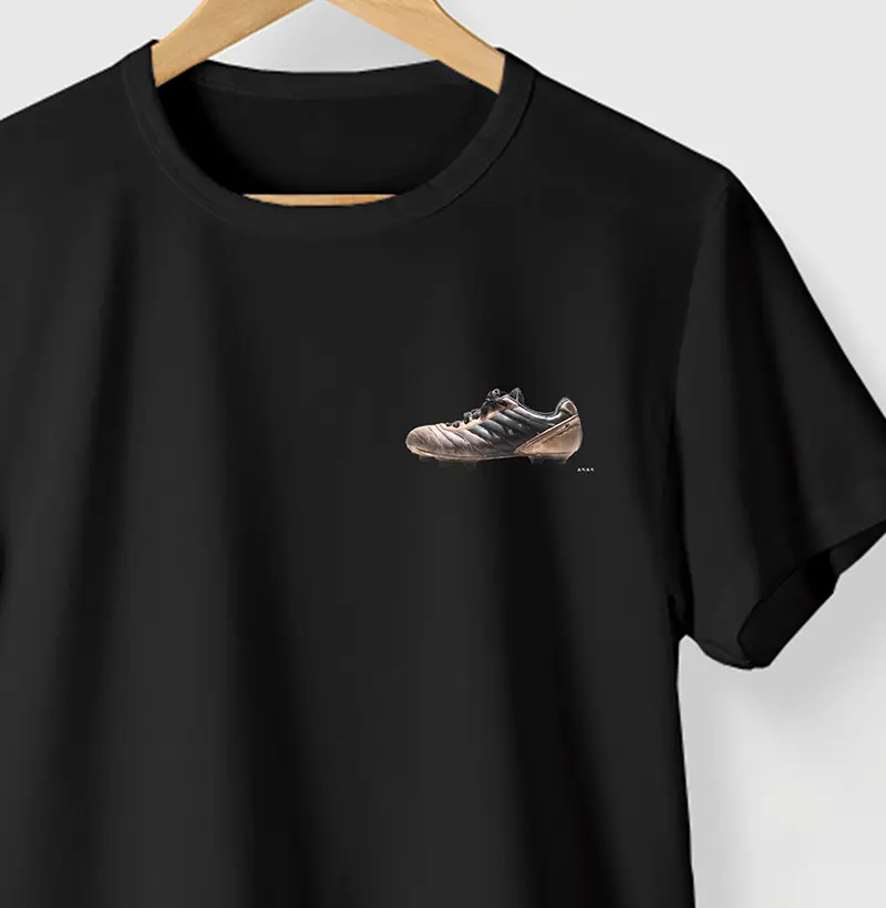 Camiseta CHUTEIRA RETRÔ - PRETA - (100% Algodão)