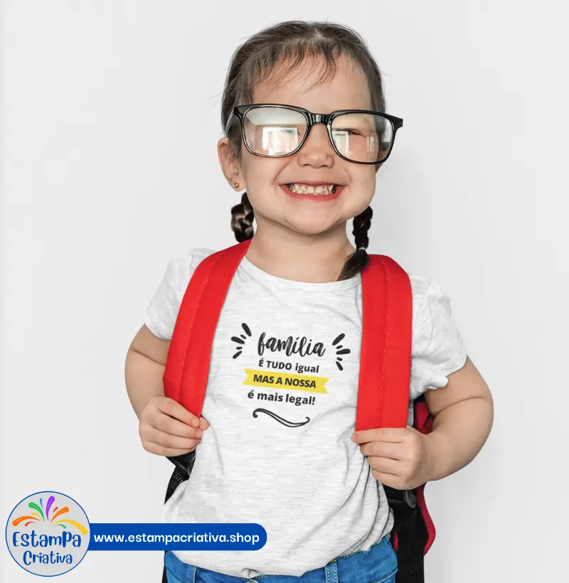Camiseta Infantil Unissex: "Família é tudo igual, mas a nossa é mais legal!"