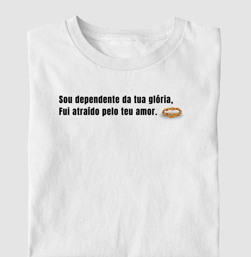 Camiseta cristã com frase de fé "Sou dependente da tua Glória" em letras pretas