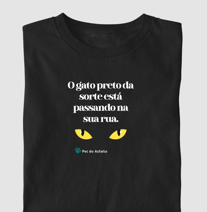 O gato preto da sorte está passando na sua rua.