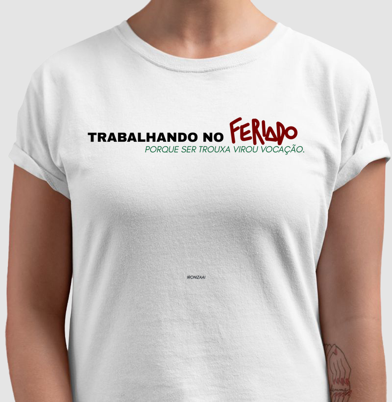CAMISETA ESPECIAL FERIADO DO HUMOR "TRABALHANDO NO FERIADO PORQUE SER TROUXA VIROU VOCAÇÃO"
