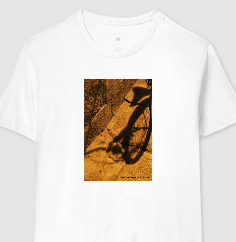 Camiseta Vai de Bela Cyan - Foto de sombra de bicicleta - Porto - Portugal