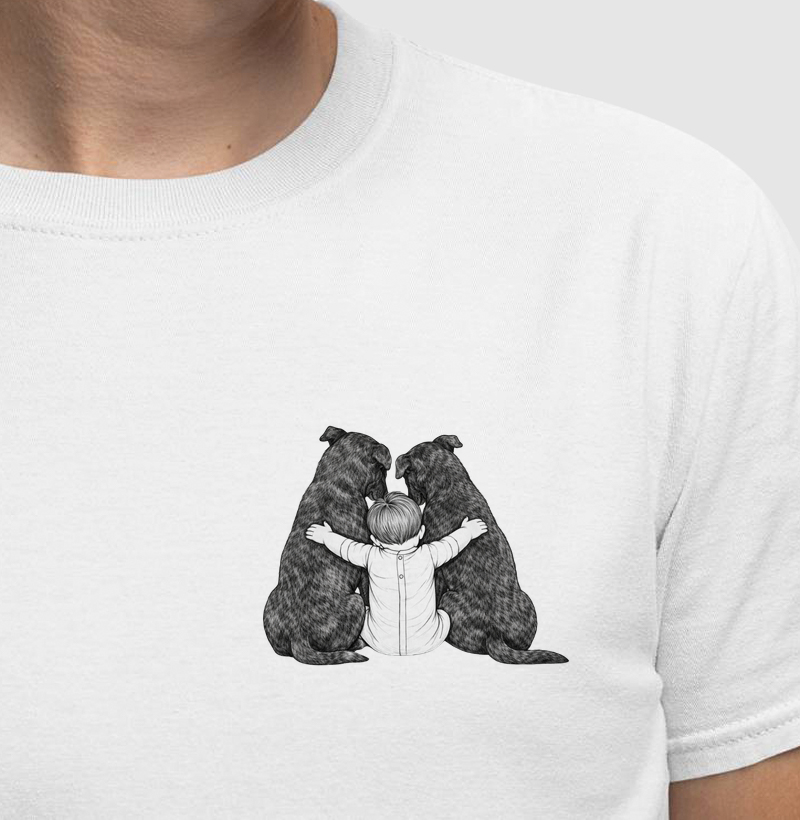 Abraço - menino e dois cachorros (vira-lata escuro)