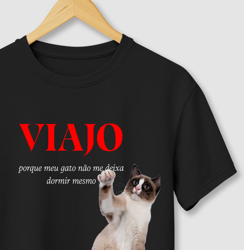 Viajo, porque meu gato não me deixa dormir mesmo.