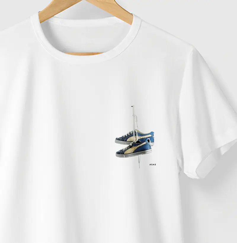 Camiseta TÊNIS PENDURADOS - BRANCA - (100% Algodão)