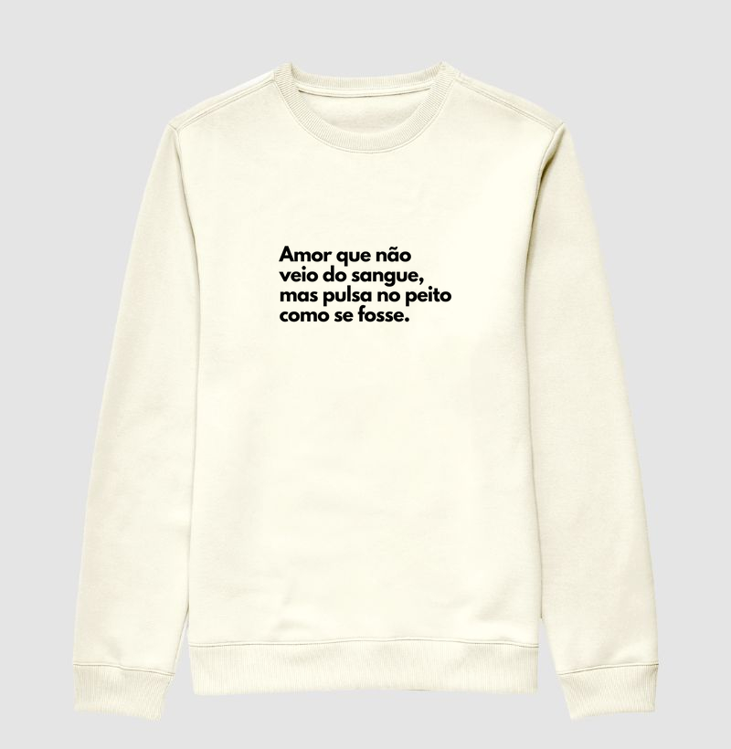 Amor que não veio do sangue, mas pulsa no peito como se fosse. (centralizado) (suéter moletom)