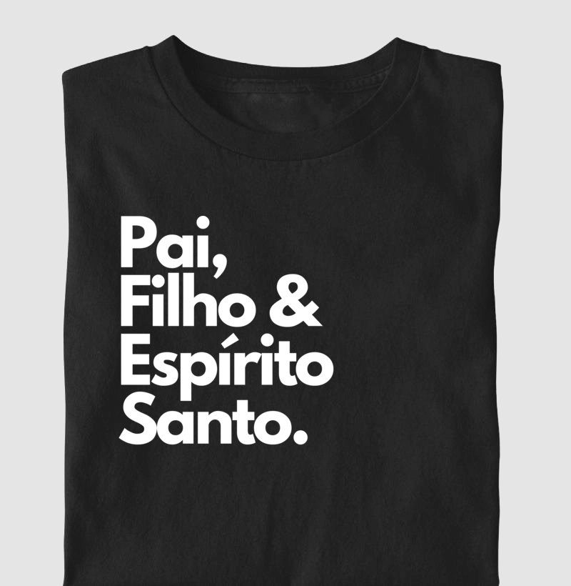Camiseta cristã marca Eterno King com frases de fé "Pai, filho & Espírito Santo" em letras brancas