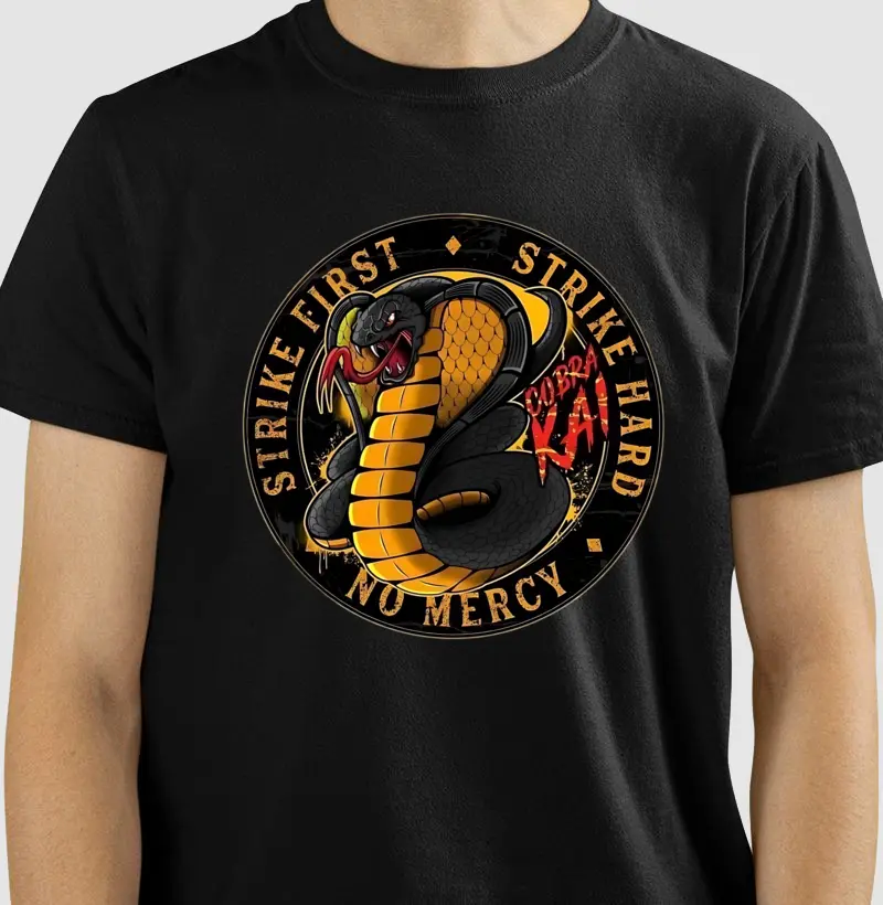 🥋 Camiseta Cobra Kai – Strike First. Strike Hard. No Mercy