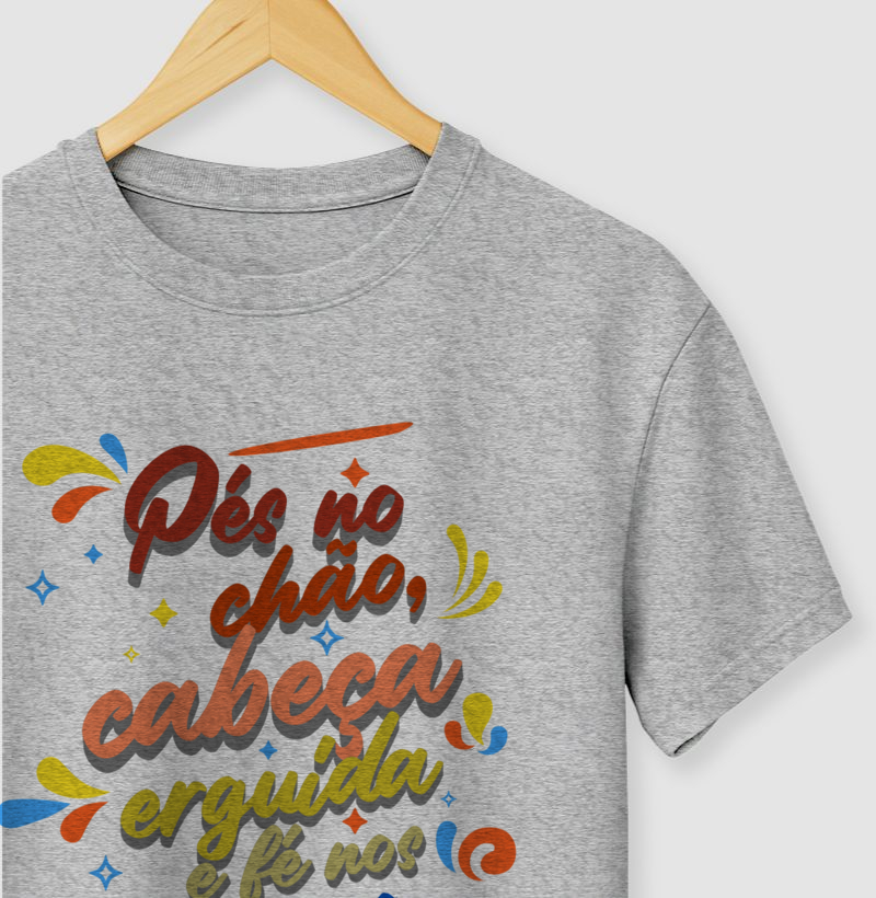 Camiseta "Pé no chão. cabeça erguida"