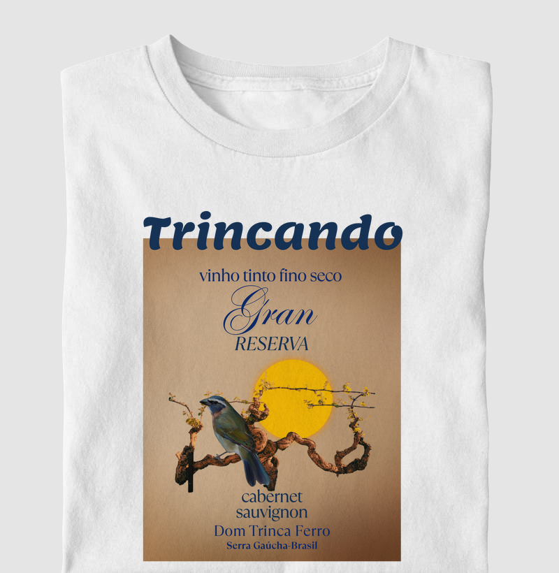 Trincando rotulo de vinho