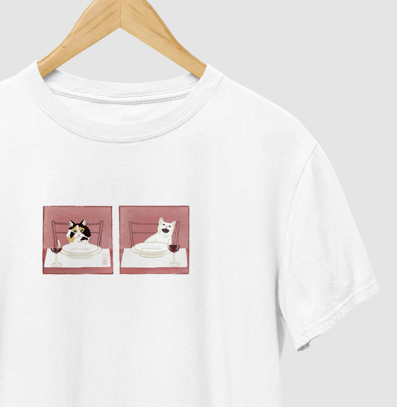 Camiseta Gatos e Vinhos - POV com parede