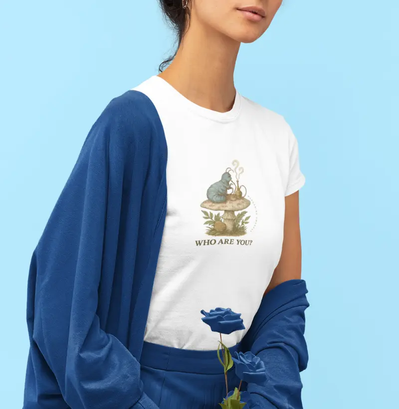 Camiseta oversized Who Are You — Alice in Wonderland