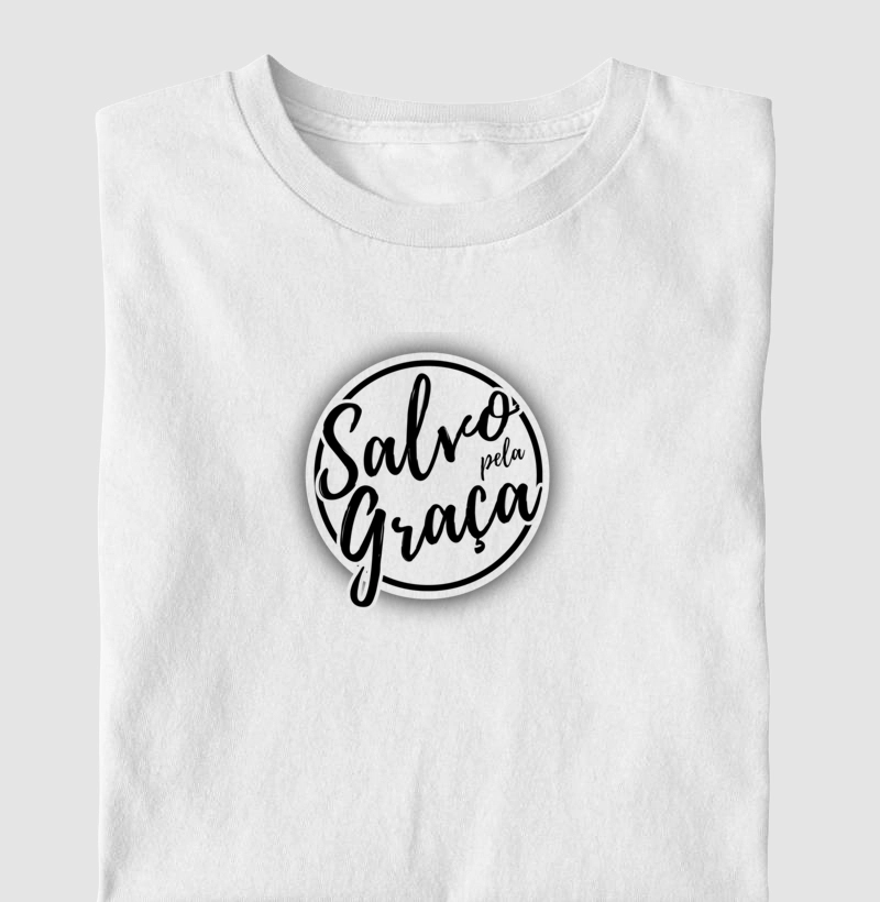 Camiseta cristã marca Eterno King com frases de fé "Salvo pela Graça" em letras pretas