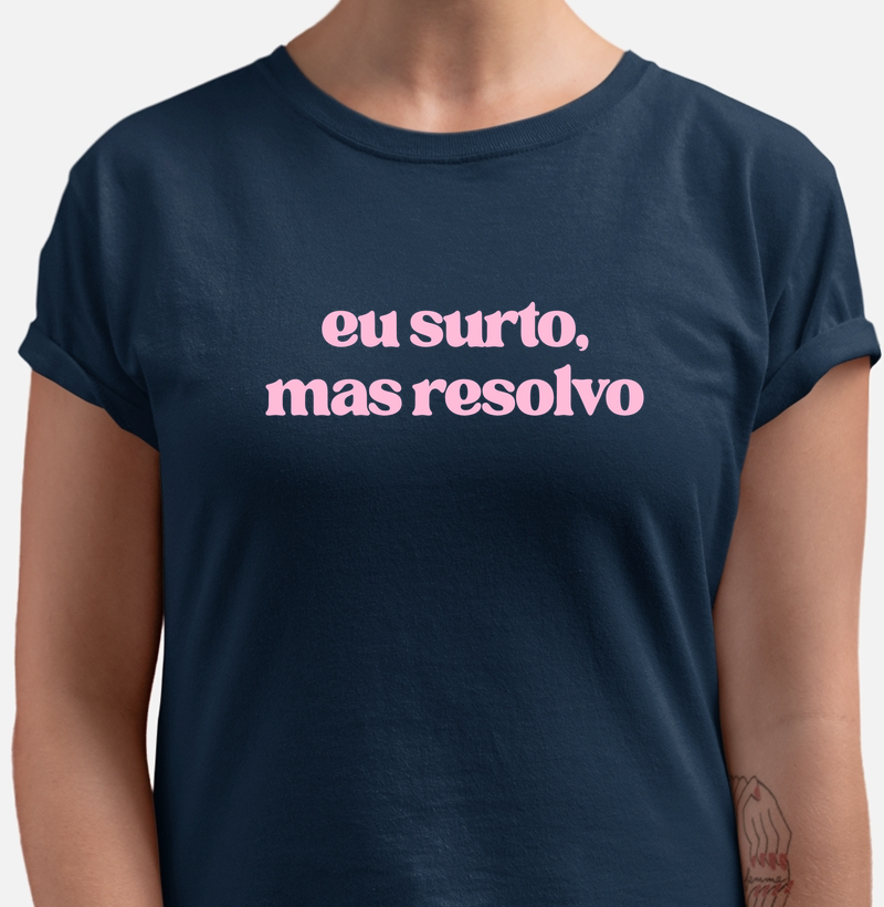 Camiseta Eu Surto, Mas Resolvo