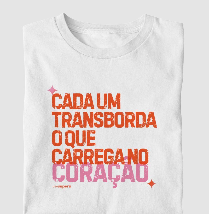 Camiseta "Cada um transborda o que carrega no coração"
