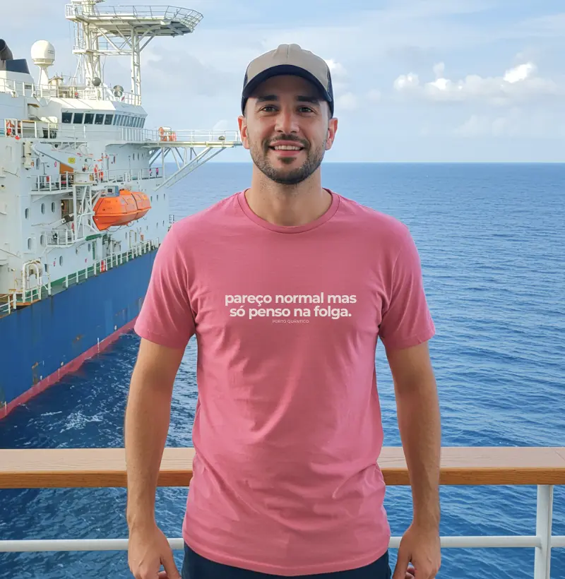 Camiseta Unissex 100% Algodão - Pareço Normal, Mas Só Penso na Folga