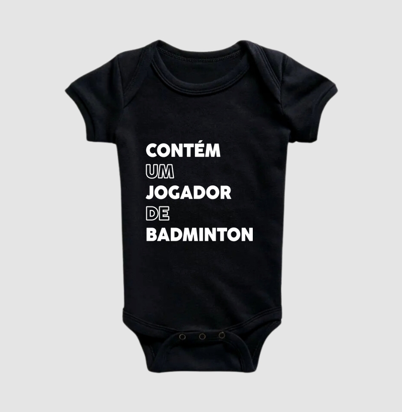 Contém um jogador de badminton