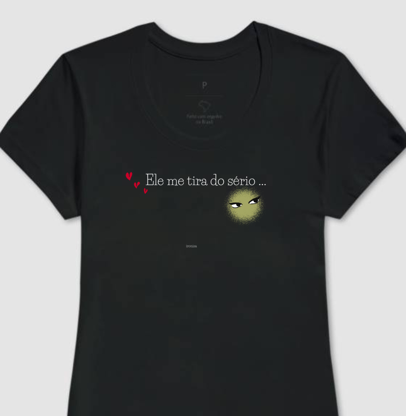 CAMISETA ESPECIAL COLEÇÃO AMOR NO CAOS :" ELE ME TIRA DO SÉRIO (ELA) "- " E DAS ROUPAS TAMBÉM" ( ELE)