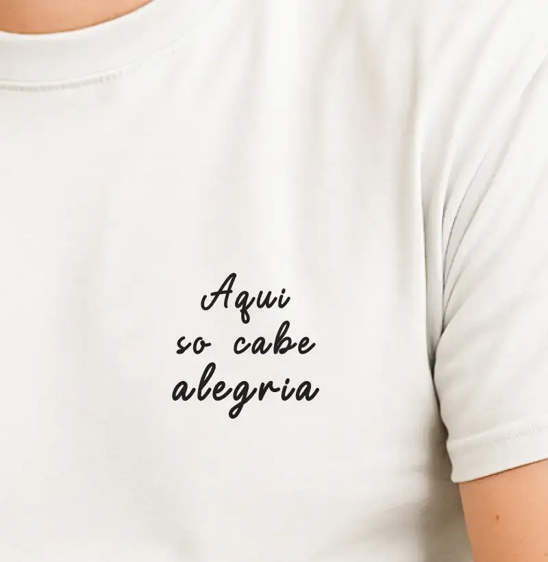Camiseta Minimalista – “Aqui Só Cabe Alegria” algodão premium