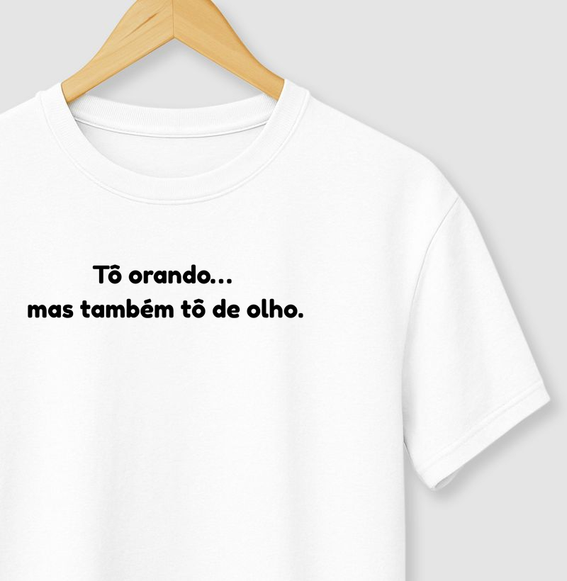 CAMISETA ORANDO, MAS DE OLHO