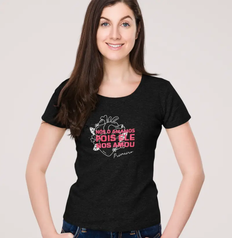 Camiseta Feminina Religiosa Nós Amamos Porque Ele Nos Amou Primeiro