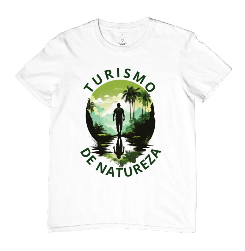Camiseta homem passeando na natureza