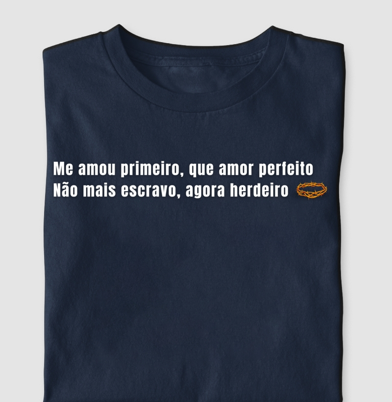 Camiseta cristã marca Eterno King com frases de fé "Me amou primeiro" em letras brancas