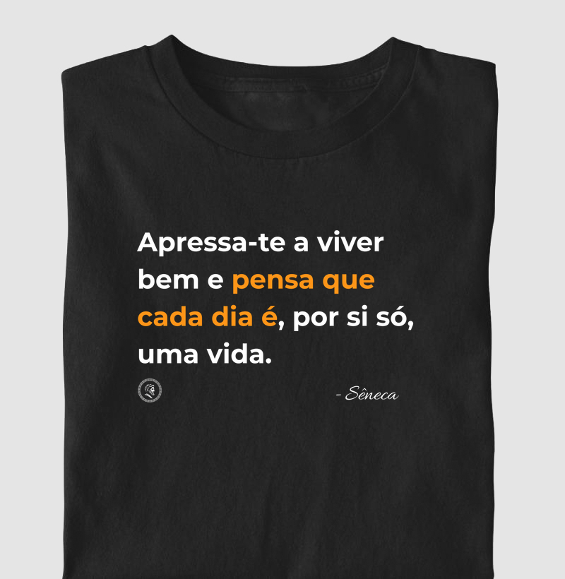 Camiseta Filosofia Estocisimo de Sêneca "Apressa-te a viver bem"