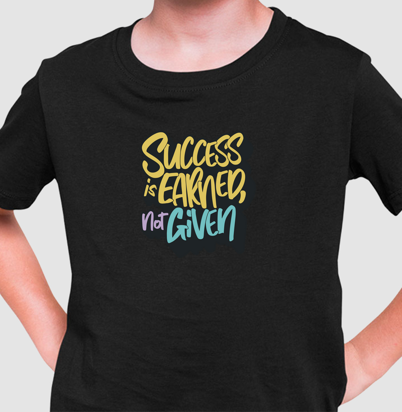 Sucesso É Conquistado, Não Dado: Camiseta Infantil - Expresse Sua Determinação
