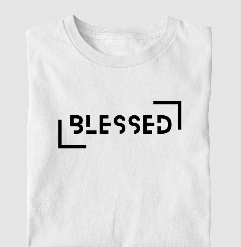 Camiseta cristã marca Eterno King com frases de fé "BLESSED" em letras pretas