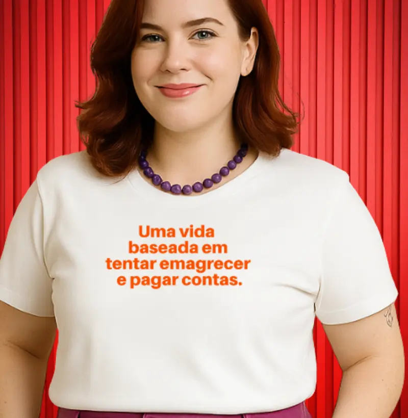 "Uma Vida Baseada em Tentar Emagrecer e Pagar as Contas" – Cômica, Real e Confortável  Descrição SEO (para loja virtual ou marketplace): A realidade com uma pitada de humor: a camiseta "Uma vida baseada em tentar emagrecer e pagar as contas" é para quem vive na luta diária, mas não perde o bom humor. Feita em 100% algodão, com acabamento premium e toque macio, ela oferece conforto e estilo em modelagens diversas, dos tamanhos PP ao 4G. Perfeita para usar no dia a dia, nos rolês ou até no sofá enquanto faz planos (ou contas). Uma peça que mistura sarcasmo e identificação em um look cheio de personalidade.  Palavras-chave para SEO: camiseta engraçada feminina, camiseta 100% algodão, camiseta frase engraçada, camiseta humor realista, camiseta sobre vida adulta, camiseta confortável do pp ao 4g
