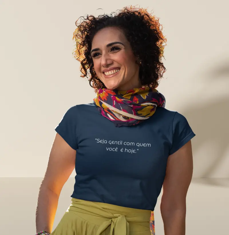 Camiseta Frase - Seja gentil com quem você é HOJE